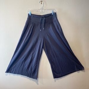 Lorna Jane brand Gaucho Palazzo style exercise gym athletic sweatpants, size XS